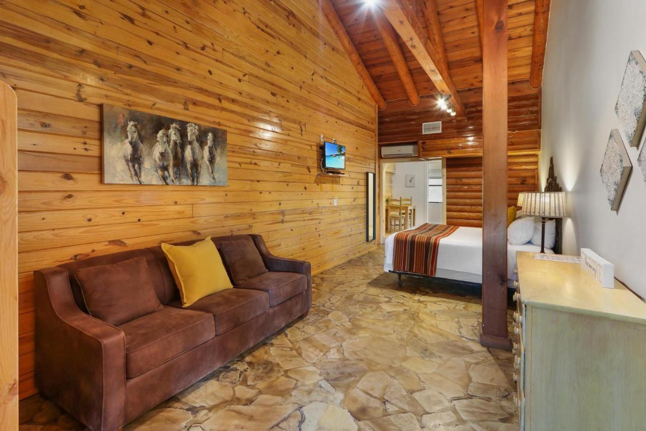 Wimberley Log Cabins Resort And Suites- Unit 3 Εξωτερικό φωτογραφία
